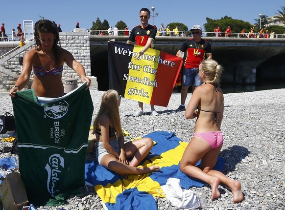 Football Soccer - Euro 2016 - Nice, France, 22/6/16 - Belgium and Sweden fans enjoy the beach in Nice, France. REUTERS/Wolfgang Rattay