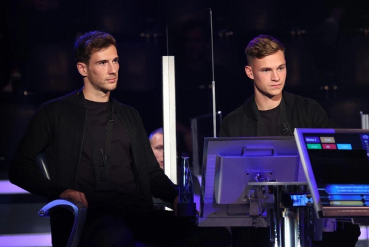 Leon Goretzka (l.) und Joshua Kimmich traten am Montagabend als erstes Rateteam an.