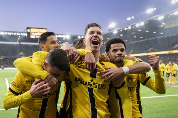 Cedric Itten (YB) (Mitte) jubelt mit seinen Mitspielern Darian Males und Loris Benito (von links) und Zachary Athekame (rechts) im Fussball Meisterschaftsspiel der Swiss Super League zwischen BSC Youn ...