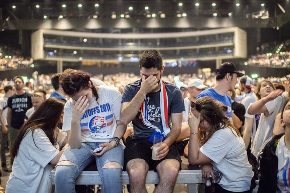 Enttaeuschte ZSC Fans reagieren nach dem Eishockey Playoff-Finalspiel der National League zwischen dem HC Lugano und den ZSC Lions am Samstag, 21. April 2018, im Zuercher Hallenstadion. (KEYSTONE/Enni ...