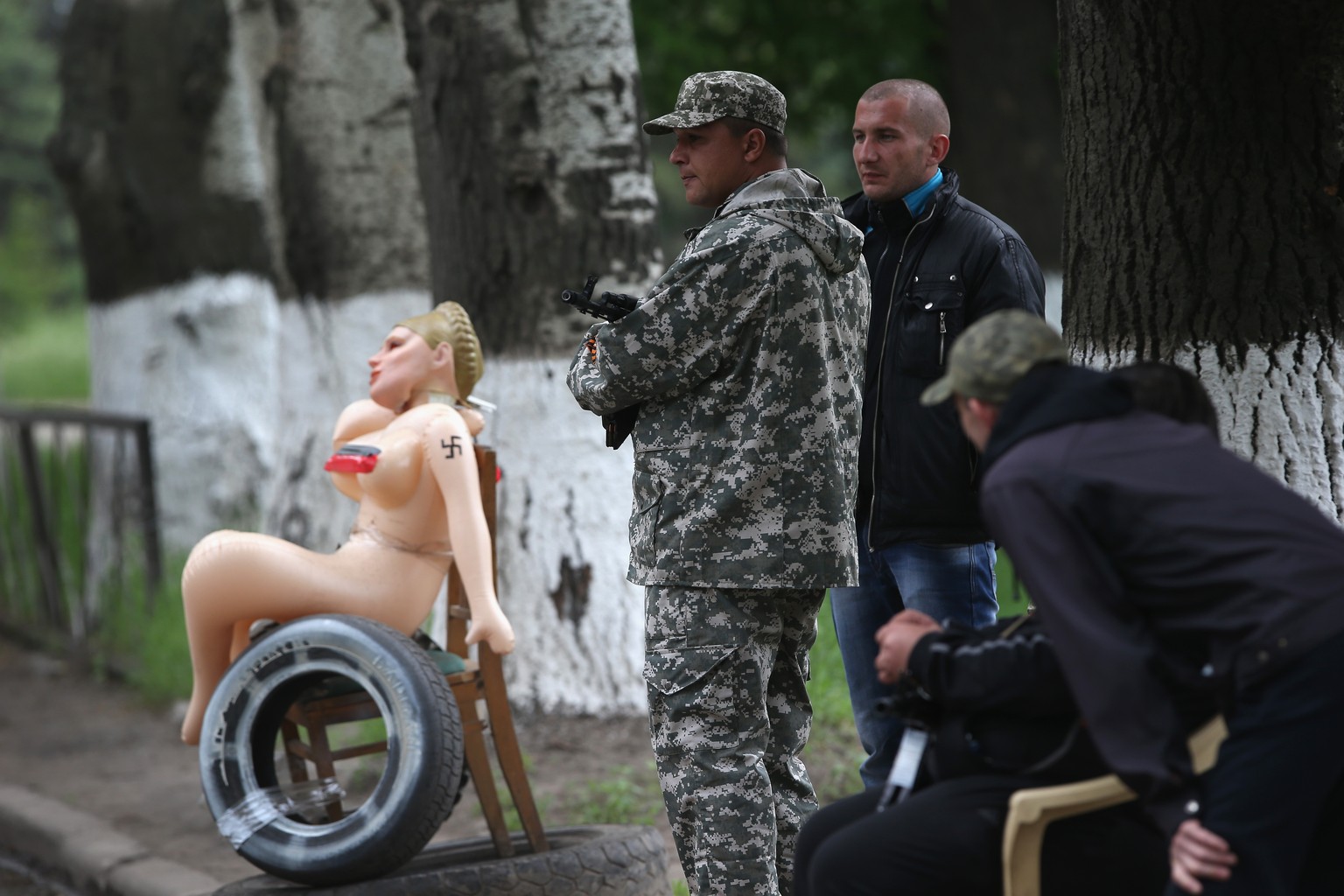 Gegenseitige Provokationen: Timoschenko als Gummipuppe vor einem prorussischen Checkpoint in Slawjansk.