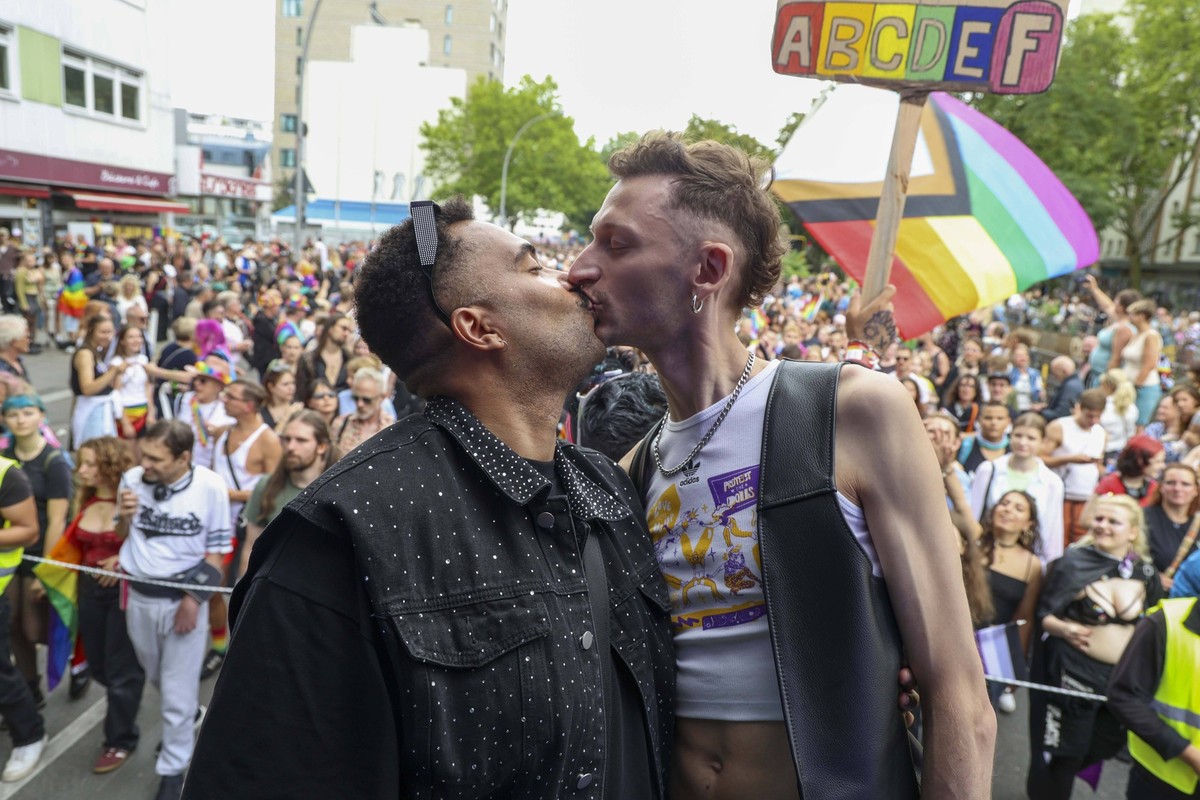 CSD, Demonstration unter dem Motto Nie wieder still , Berlin, 26.07.2025 Zwei k