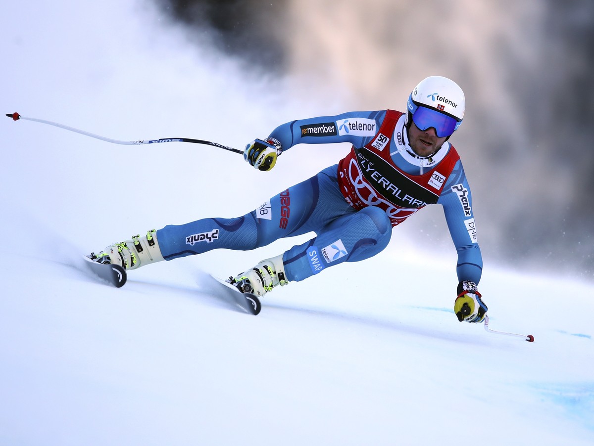 Norway's Kjetil Jansrud speeds down the course during an alpine ski, mens' World Cup Super G, in Santa Caterina, Italy, Tuesday, Dec. 27, 2016. (AP Photo/Alessandro Trovati)