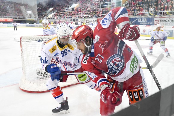 Jermey Morin von Rapperswil, rechts, gegen Klotens Edson Harlacher von Kloten, im zweiten Eishockey Spiel der Ligaqualifikation der National League zwischen dem EHC Kloten und den SC Rapperswil-Jona L ...