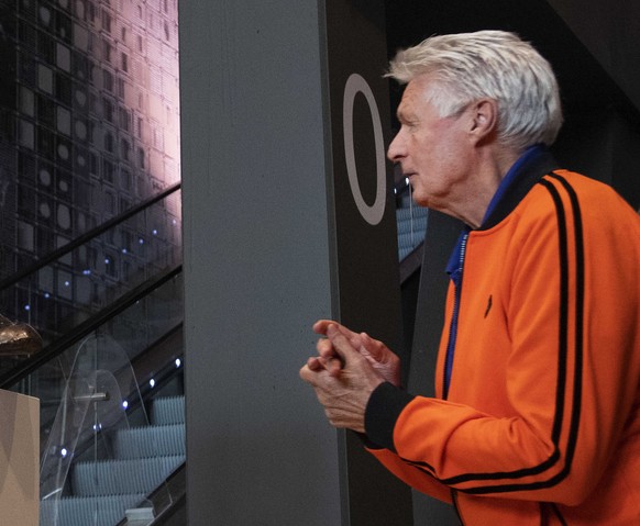 epa07297429 Former soccer player Wim Suurbier reveals the bust of Johan Cruyff in front of a meter high wall with statues of Johan Cruijff in the Johan Cruyff ArenA in Amsterdam, The Netherlands, 18 J ...