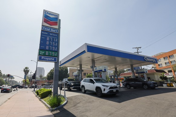 epa12845141 Gas prices at a Chevron gas station rise to over 8.00 US dollars a gallon in Los Angeles, California, USA, 23 March 2026. Prices have risen amid global oil supply disruptions, constrained  ...