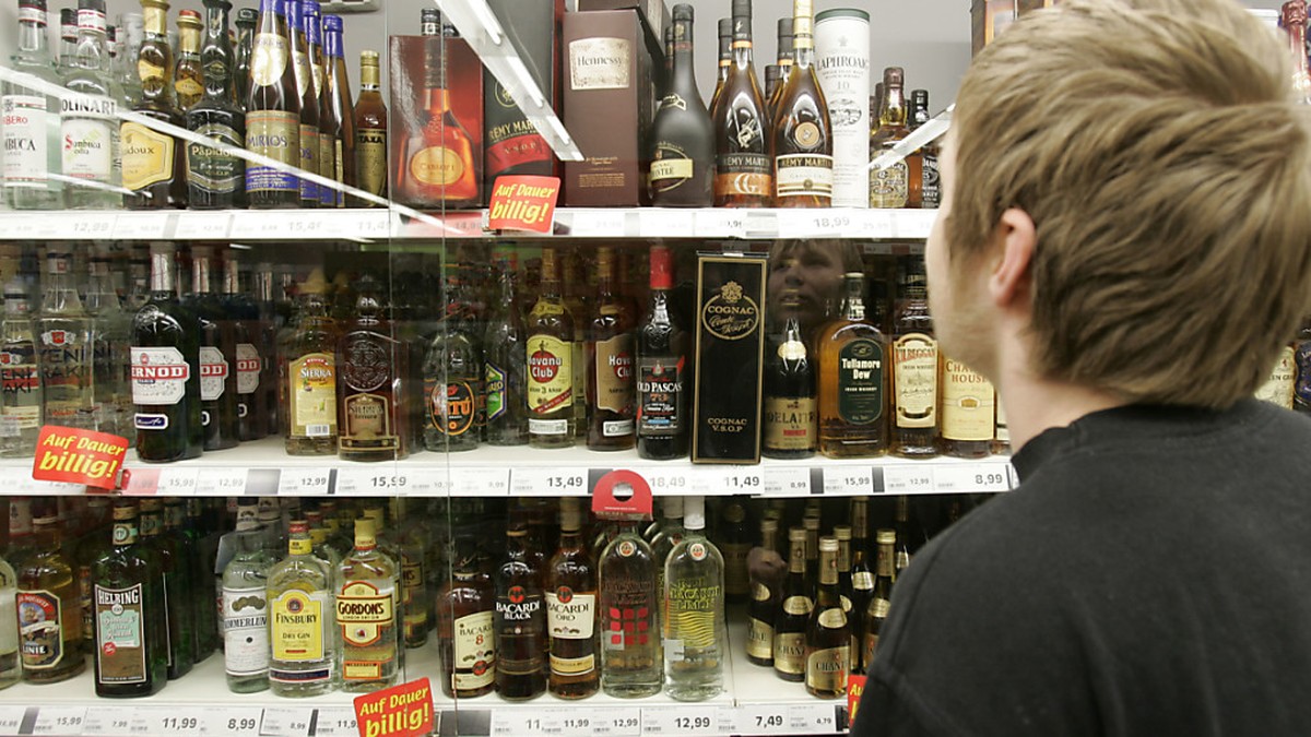 Jugendliche-erhalten-illegal-Alkohol-in-einem-Viertel-der-Testk-ufe