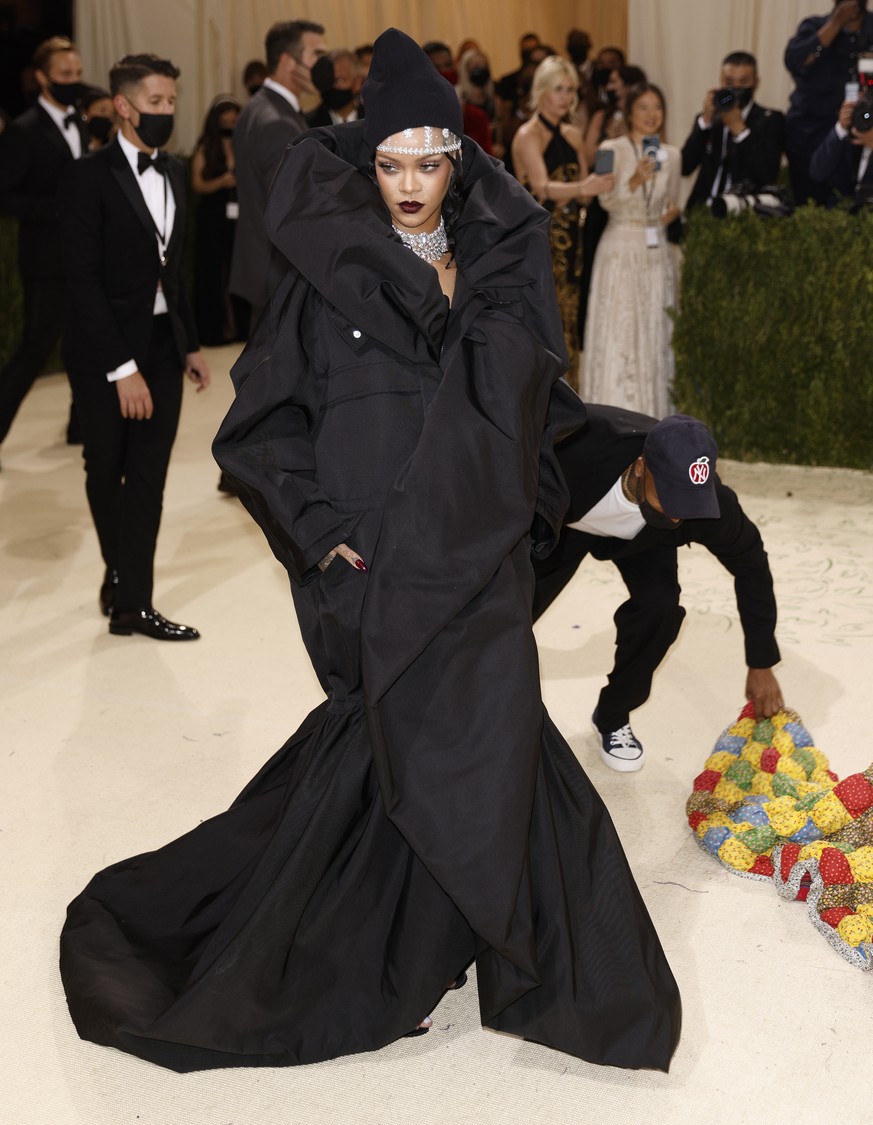 epa09466729 Rihanna poses on the red carpet for the 2021 Met Gala, the annual benefit for the Metropolitan Museum of Art's Costume Institute, in New York, New York, USA, 13 September 2021. The ev ...