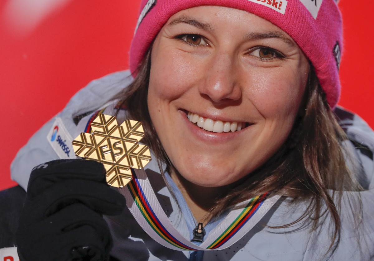epa07353373 First placed Wendy Holdener of Switzerland poses with her medal on stage during the medal ceremony for the women's Alpine Combined race at the FIS Alpine Skiing World Championships in ...