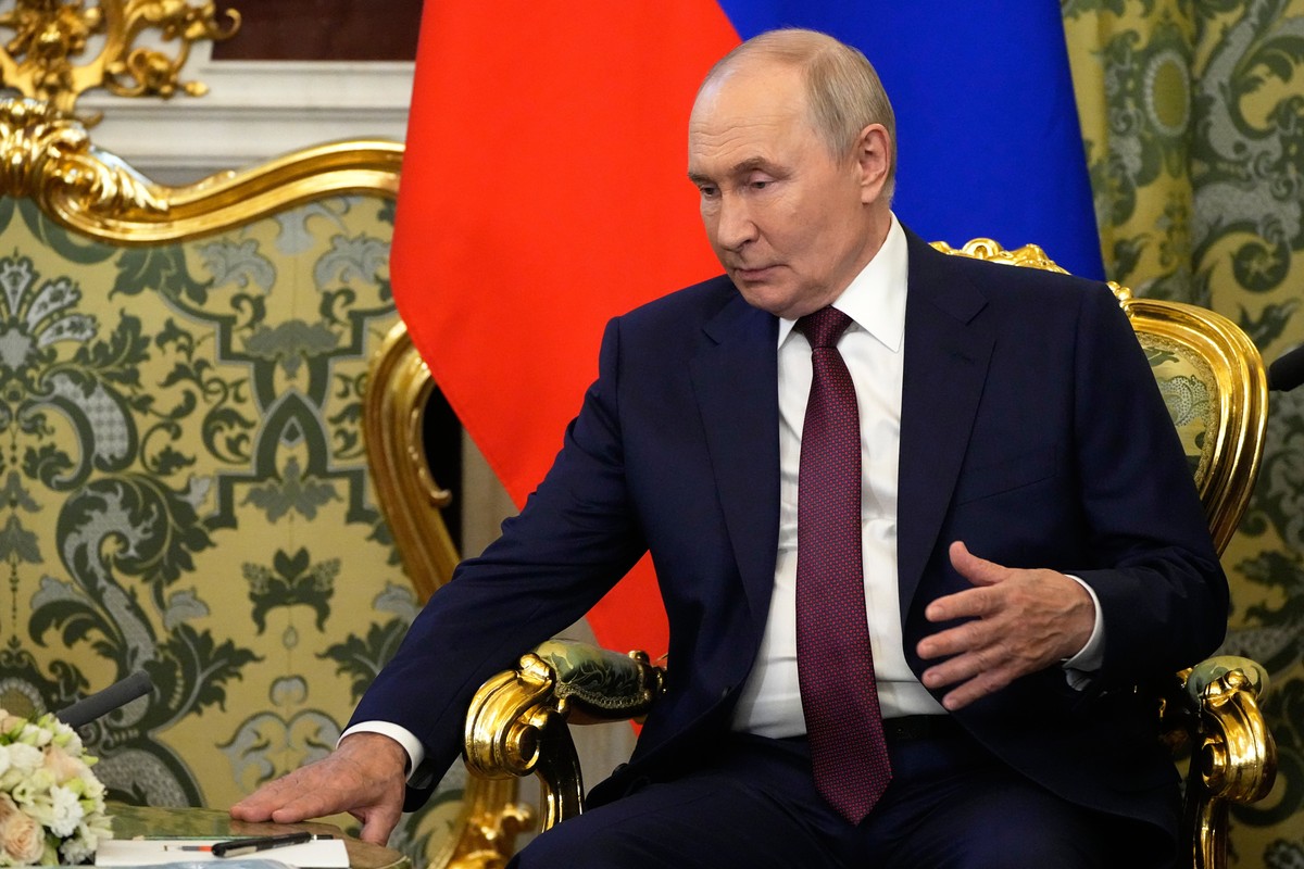 epa13177291 Russian President Vladimir Putin attends a meeting with Myanmar's President Min Aung Hlaing (not pictured) at the Grand Kremlin Palace in Moscow, Russia, 18 August 2026. Myanmar' ...
