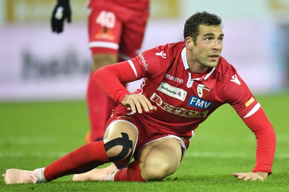 Sions Pajtim Kasami am Boden, beim Schweizer Cup Achtelfinal Spiel zwischen dem FC St. Gallen und dem FC Sion, am Donnerstag, 1. November 2018, im Kybunpark in St. Gallen. (KEYSTONE/Gian Ehrenzeller)