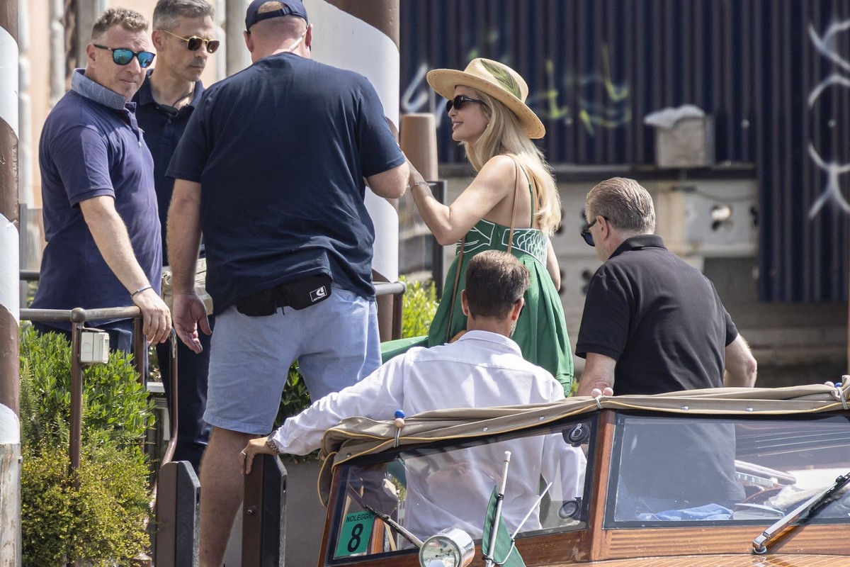 Ivanka Trump And Family Arrive At Their Hotel - Venice Please hide children s faces prior to the publication - Jared Kushner and wife Ivanka Trump with their kids Arabella Rose, Joseph Frederick arriv ...