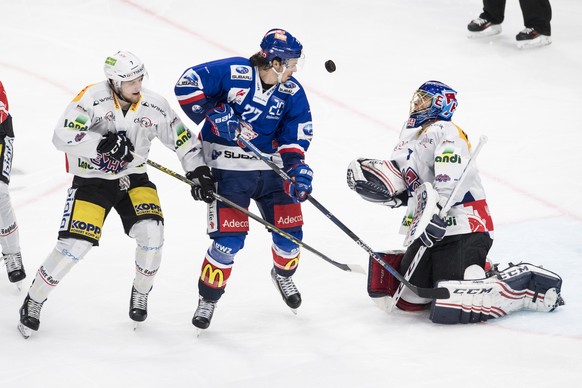 Zuerichs Roman Wick, Mitte, kaempft um den Puck gegen Biels Benoit Jecker, links, und Goalie Jonas Hiller, rechts, beim Eishockeyspiel der Nationalleague A ZSC Lions gegen den EHC Biel im Hallenstadio ...