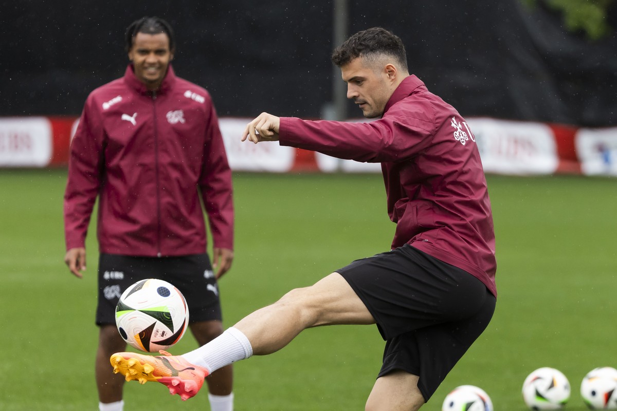 Granit Xhaka, vorne, und Manuel Akanji im Training der Schweizer Fussball Nationalmannschaft im Vorbereitungscamp zur Europameisterschaft, am Montag, 3. Juni 2024, in St. Gallen. (KEYSTONE/Peter Klaun ...