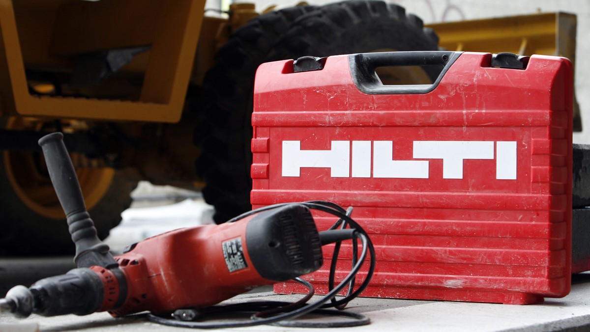 ARCHIV - ZUR BMK VON HILTI STELLEN WIR IHNEN FOLGENDES BILDMATERIAL ZUR VERFUEGUNG, AM FREITAG, 15. MAERZ 2019 - Ein Maschinenkoffer des Liechtensteiner Bautechnologiekonzerns Hilti steht auf einer Ba ...