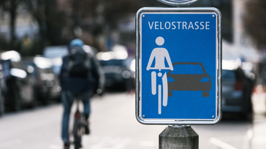 Eine Verkehrstafel mit der Aufschrift &quot;Velostrasse&quot;, aufgenommen am Montag, 28. November 2016, an der Velostrasse Scheuchzerstrasse in Zuerich. Die Stadt Zuerich testet ab Montag, 28. Novemb ...