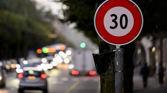 Des voitures circulent sur la route devant un panneau 30km/h sur le Boulevard de Perolles le lundi 2 octobre 2023 a Fribourg. Pour lutter contre le bruit routier, la Ville de Fribourg prend des mesure ...
