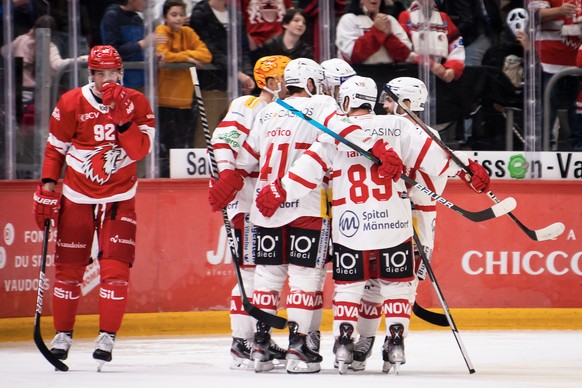 Joie des joueurs saint-gallois apres le but du top scorer PostFinance Saint-Gallois Roman Cervenka, droite, a cote de la deception de l&#039;attaquant lausannois Jiri Sekac, gauche, lors de la rencont ...