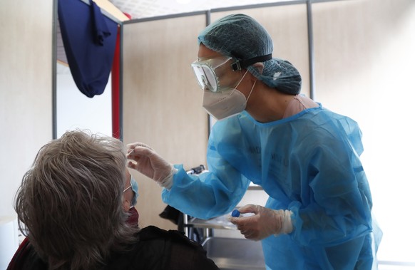 epa08998578 A medical worker takes nasal swab samples at a test station for Covid-19 coronavirus in Montpellier, France, 09 February 2021. The top French medical authority (Haute autorite de Sante) ha ...