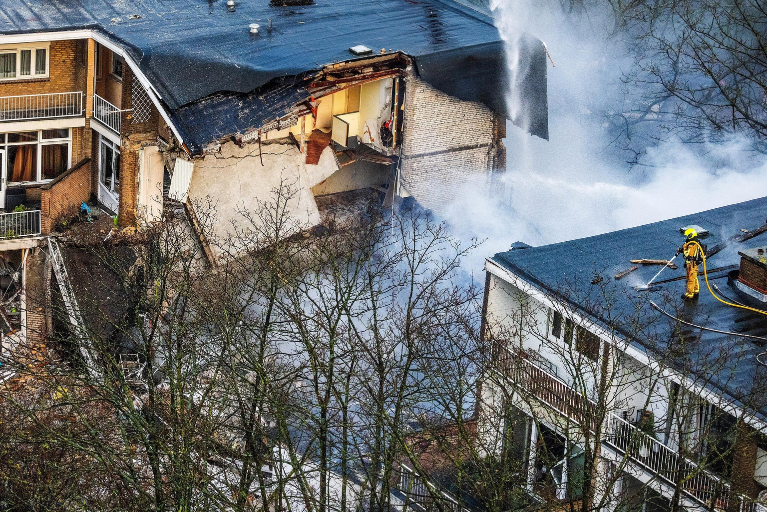 epaselect epa11761679 A view of a partially collapsed building after a fire and an explosion, in The Hague, the Netherlands, 07 December 2024. A three-storey apartment building partially collapsed on  ...