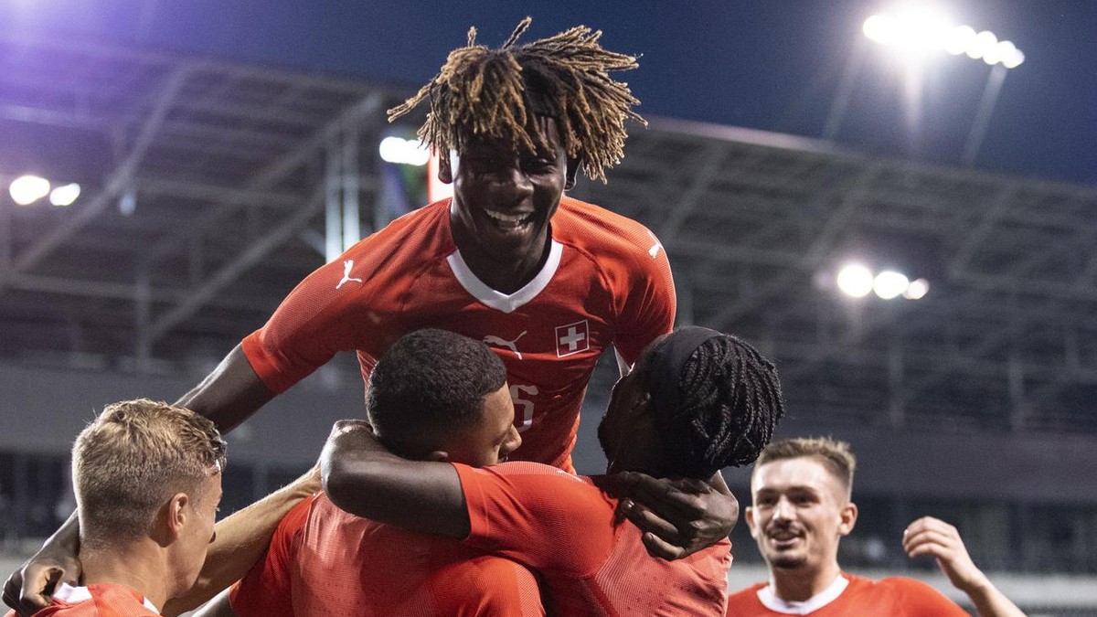 epa08647162 Switzerland's Dan Ndoye celebrates with his team the 3:1 goal during a qualification soccer match for the European Under 21 Championship between Switzerland and Slovakia at the Stadiu ...
