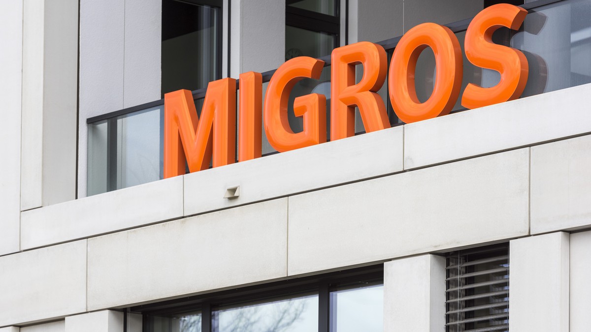 ARCHIV - ZU DEN JAHRESZAHLEN 2018 DER MIGROS STELLEN WIR IHNEN FOLGENDES BILDMATERIAL ZUR VERFUEGUN, AM DIENSTAG, 26. MAERZ 2019 - The Migros logo on a facade at Wright-Strasse, pictured in Zurich, Sw ...