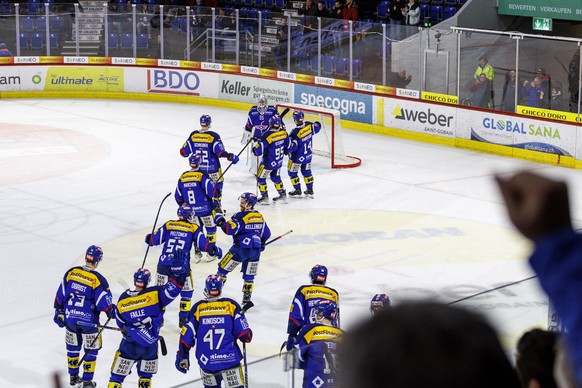 Die Klotener feiern den Sieg nach Penaltyschiessen im Eishockey-Meisterschaftsspiel der National League zwischen dem EHC Kloten und den SC Rapperswil-Jona Lakers in Kloten am Donnerstag, 2. Maerz 2023 ...