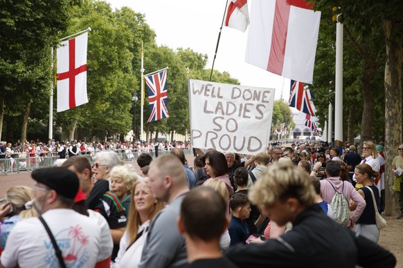 epa12270459 Fans on The Mall ahead of the victory open-top bus parade for UEFA Women&#039;s EURO 2025 winners England, in central London, Britain, 29 July 2025. EPA/DAVID CLIFF