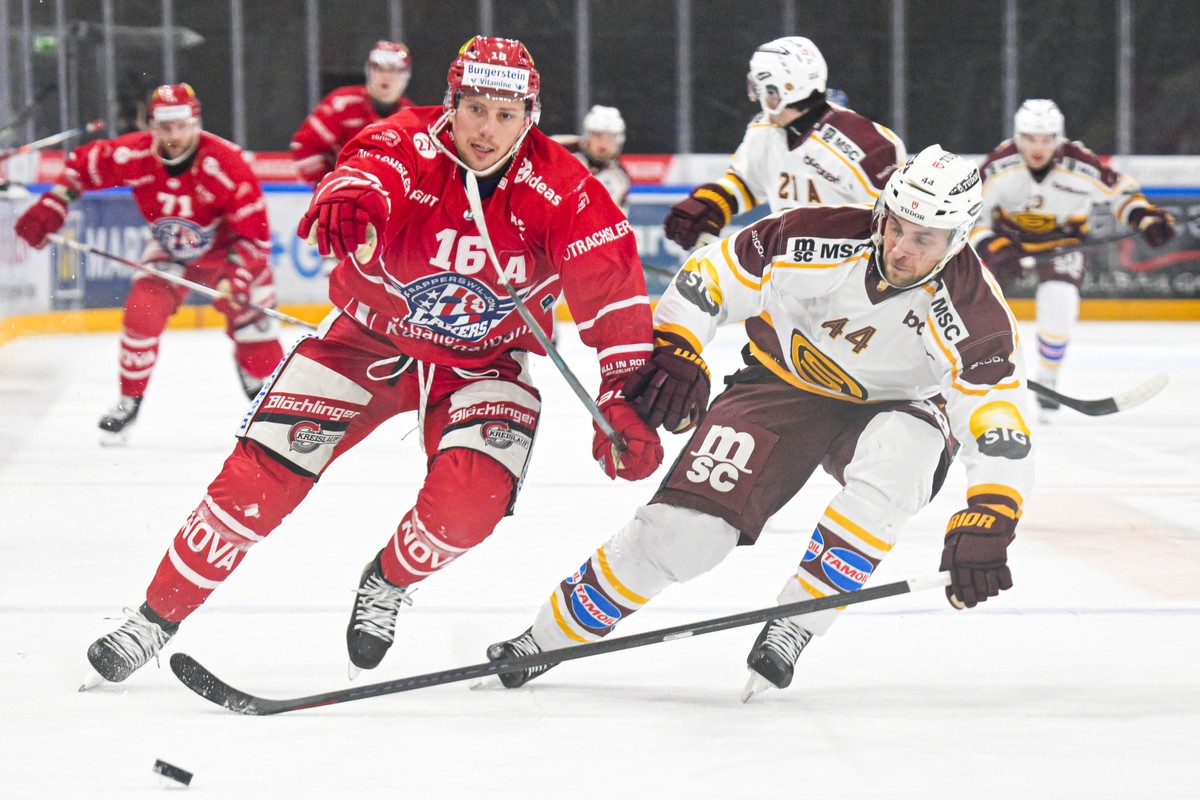 Tanner Fritz (SCRJ), links, gegen Jan Rutta (GSHC), im Eishockeyspiel der National League zwischen den Rapperswil-Jona Lakers (SCRJ) und dem Geneve-Servette (GSHC), am Dienstag, 24. Februar 2026, in d ...