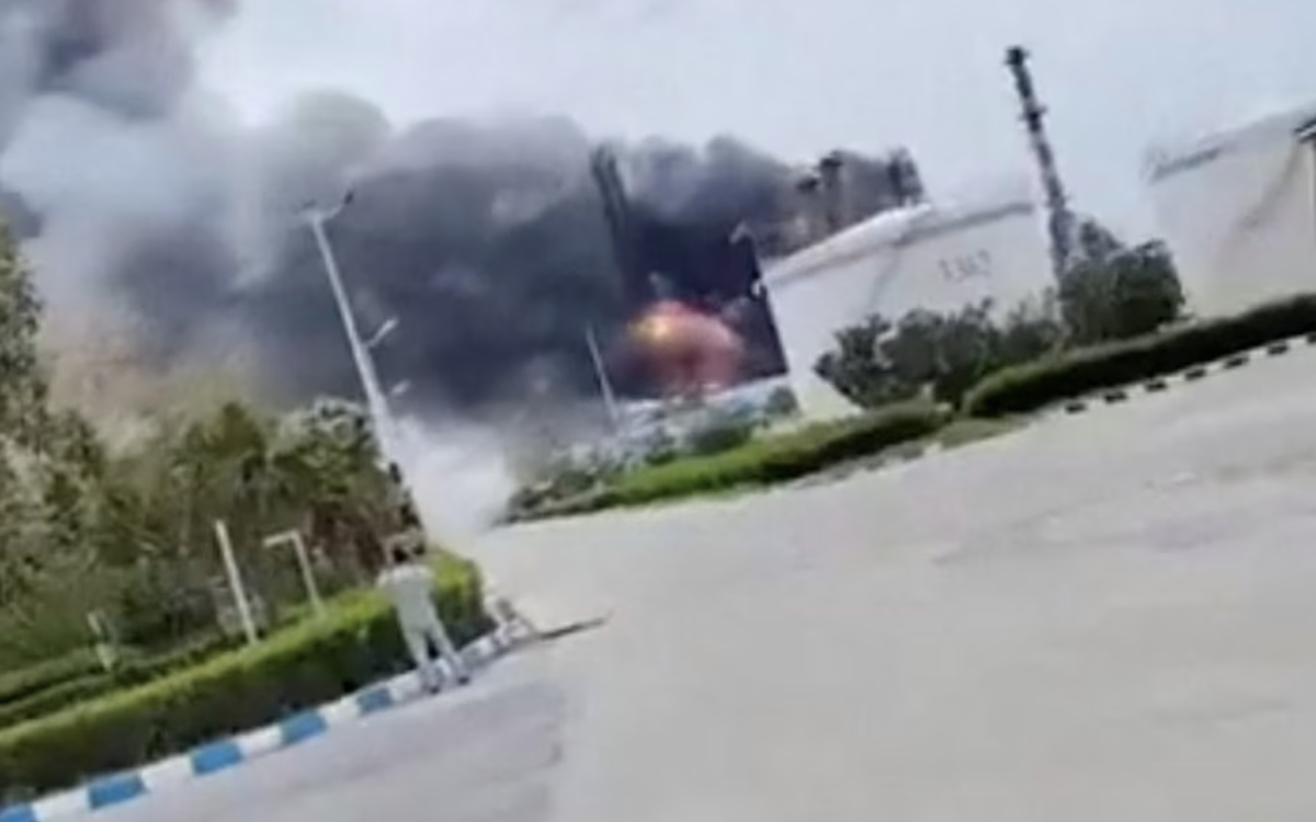 Ein Bild, das die Nachrichtenagentur Reuters aus einem Video aus den sozialen Medien hat, zeigt, wie eine Ölraffinerie auf der iranischen Insel Lavan brennt.