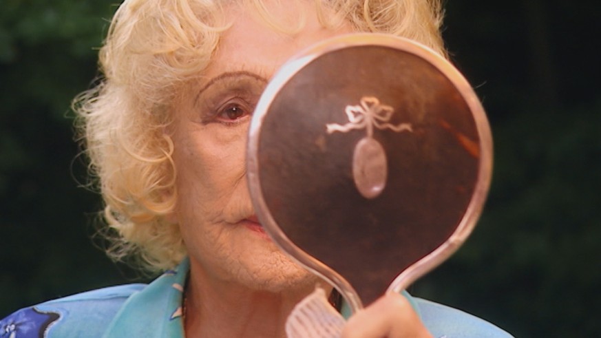 Leni Riefenstahl kontrolliert ihr Aussehen für die Aufzeichnung zur dreiteiligen Dokumentation „Speer und er“ von Regisseur Heinrich Breloer (1999)