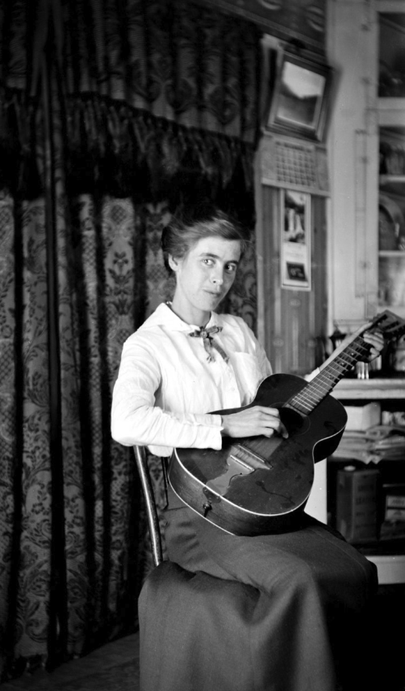 Mary Platt, 1915
Lora Webb Nichols Photography Archive http://www.lorawebbnichols.org/