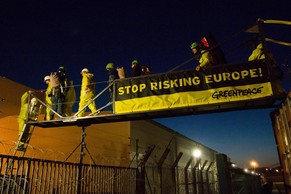 Aktivisten aus Frankreich, Deutschland und mehreren anderen europäischen Ländern ist es gelungen, gegen 5.30 Uhr auf das Gelände des am Rheinkanal gelegenen Atommeilers vorzudringen.&nbsp;