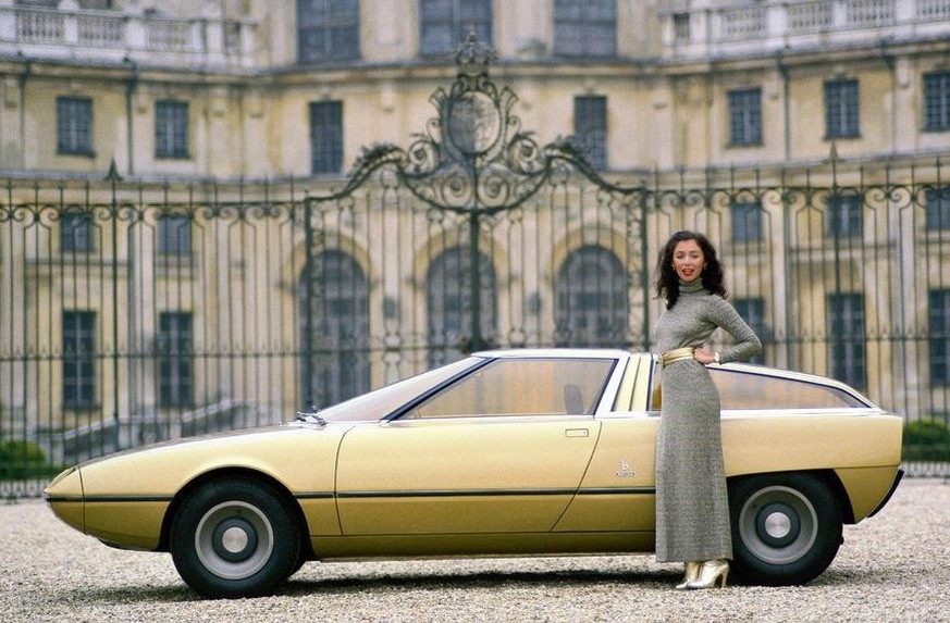 bertone citroen camargue 1972 marcello gandini design auto retro https://www.carrozzieri-italiani.com/wp-content/uploads/1972_Bertone_Citroen_Camargue_11.jpg