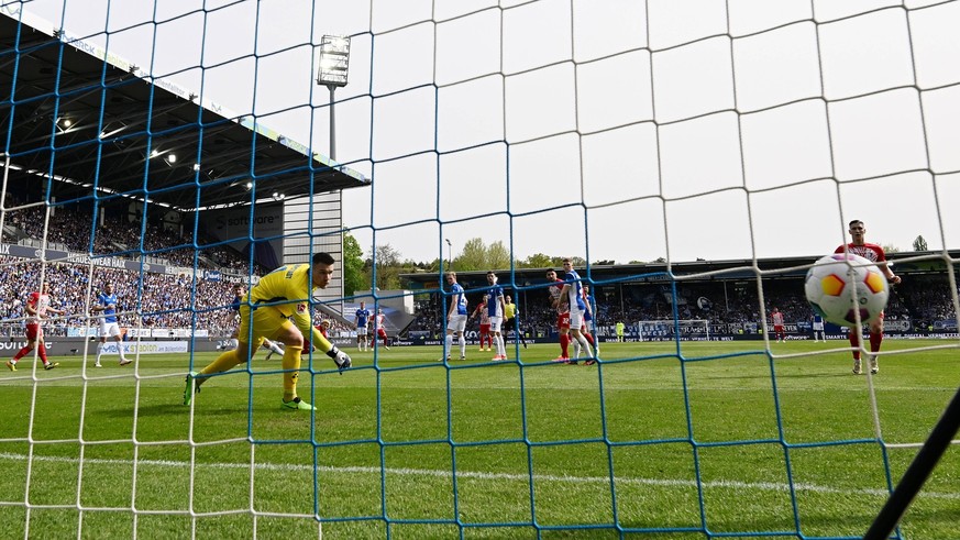 14.04.2024, xjhx, Fussball 1.Bundesliga, SV Darmstadt 98 - SC Freiburg emspor, v.l. Ritsu Doan SC Freiburg, Marcel Schuhen SV Darmstadt 98 Goal scored, erziehlt das Tor zum 0:1 DFL/DFB REGULATIONS PRO ...