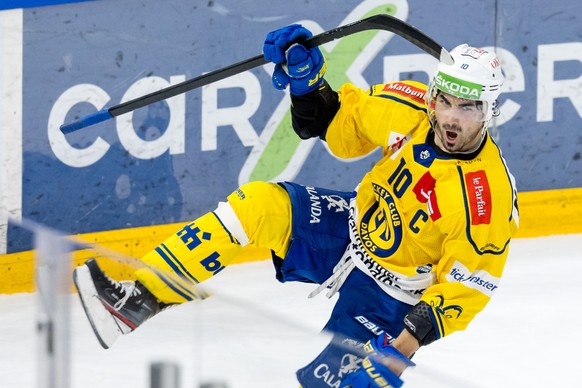 Davos Andres Ambuehl bejubelt sein Tor zum 3:4 im Eishockey Qualifikationsspiel der National League zwischen dem EV Zug und dem HC Davos am Samstag, 10. Dezember 2022 in der Bossard Arena in Zug. (KEY ...