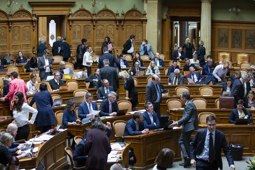 Nationalraete packen nach der letzten Abstimmung der 2. Sessionswoche ihre Sachen zusammen und verlassen den Nationalrat, waehrend der Fruehlingssession der Eidgenoessischen Raete, am Donnerstag, 12.  ...