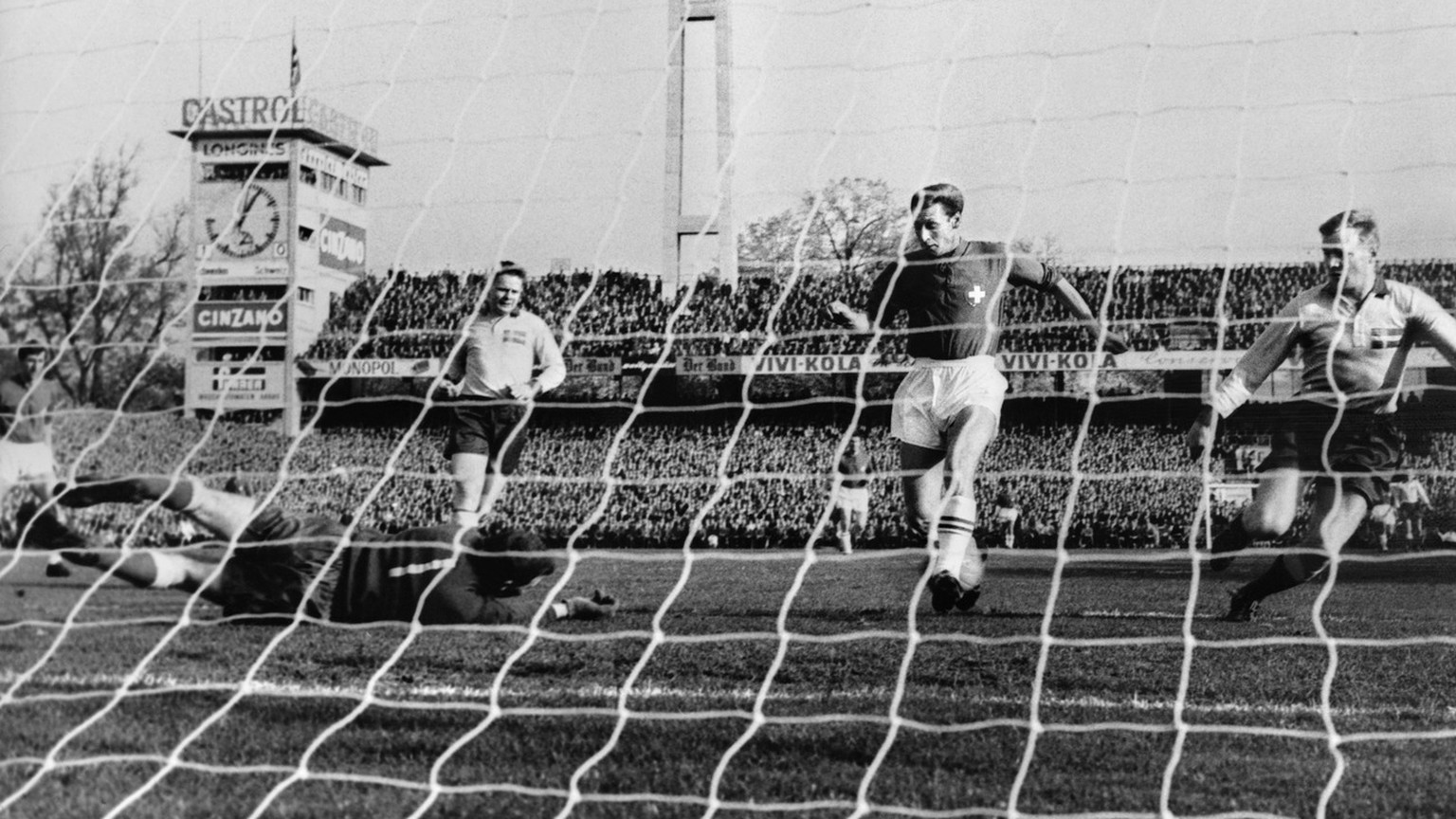 Der Schweizer Nationalspieler Charles &quot;Kiki&quot; Antenen, Mitte, schiesst am 29. Oktober 1961 im Wankdorf-Stadion in Bern, Schweiz, waehrend des WM Qualifikationsspiels Schweiz gegen Schweden da ...