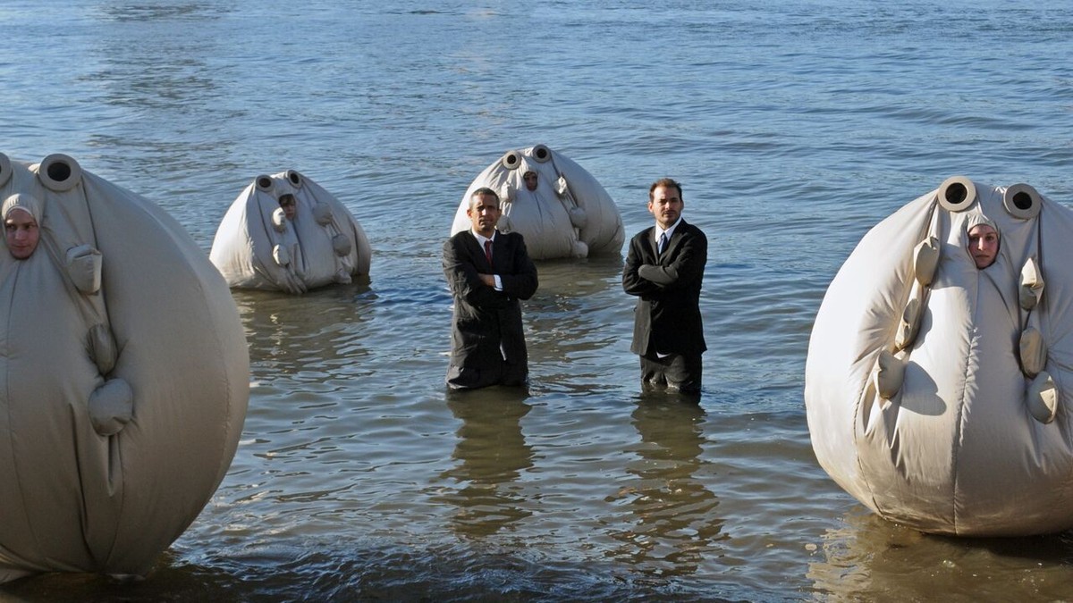 Die Yes Men bei einer ihrer satirischen Aktionen: Jacques Servin und Igor Vamos.