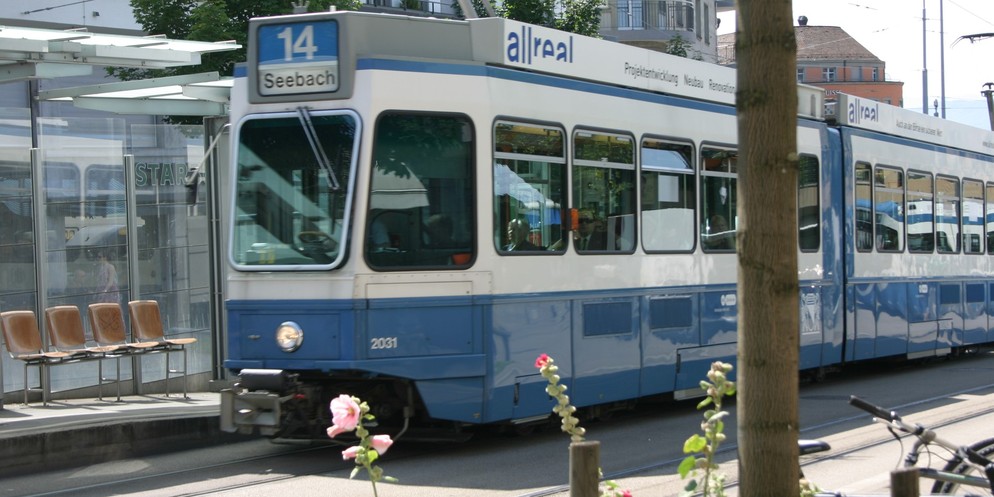 In einem einjährigen Pilotbetrieb erlauben die Verkehrsbetriebe der Stadt Zürich das Musikhören im Führerstand. Der Pilotbetrieb soll nach den Sommerferien starten. Das sorgt auch für Kritik.
