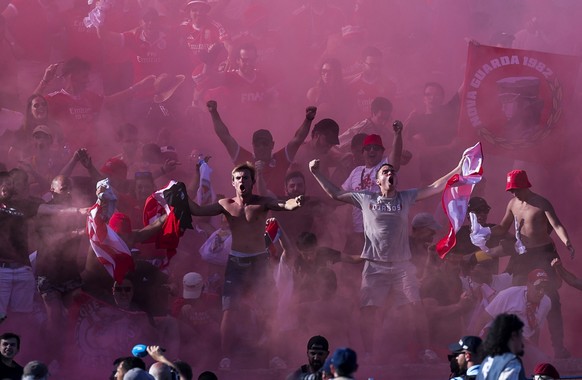 epa12134910 Benfica fans celebrate a goal by Orkun Kokcu during the Portuguese Cup Final match between Benfica and Sporting at the Jamor National Stadium in Oeiras, on the outskirts of Lisbon, Portuga ...