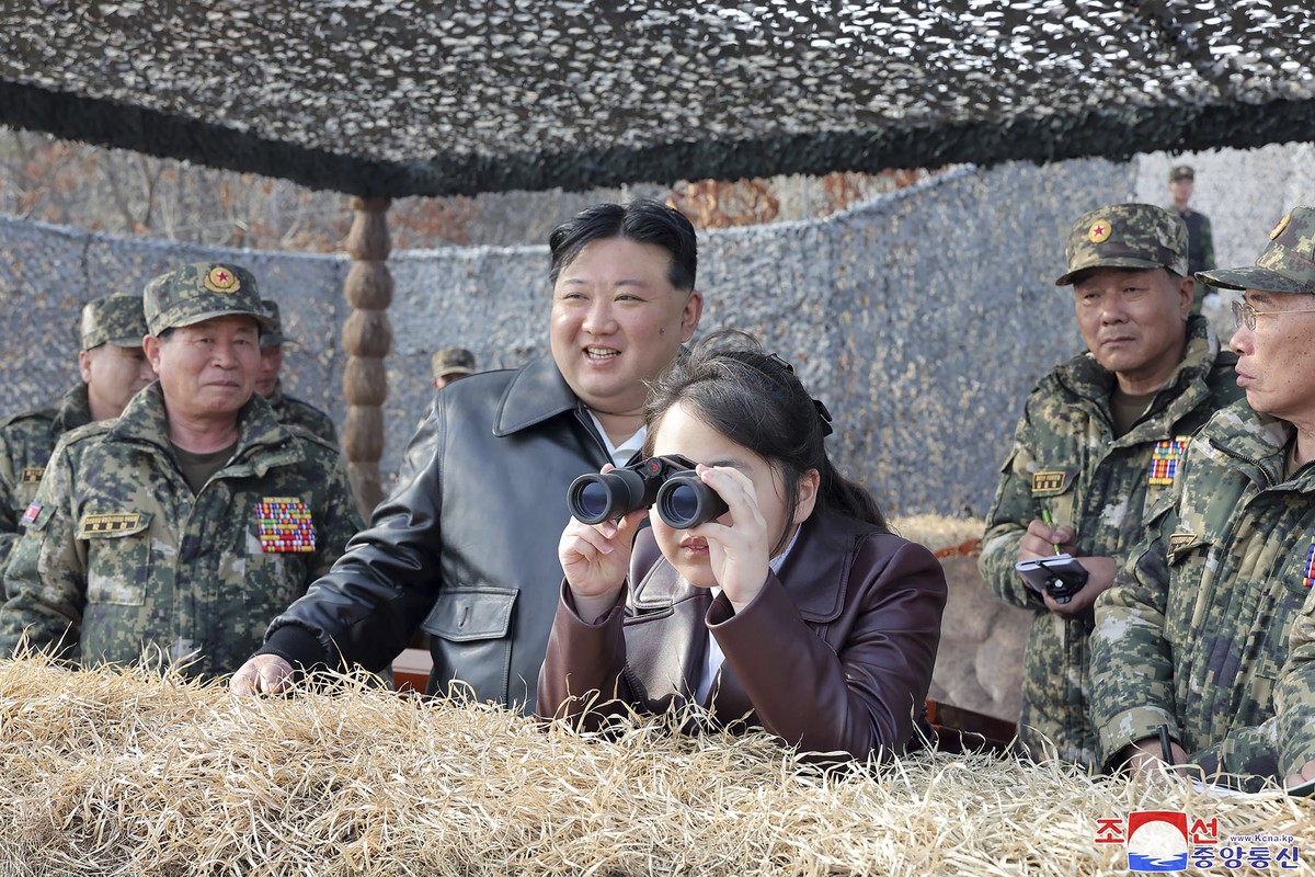 Kim Jong Un et sa fille lors d'un exercice, le 15 mars dernier.