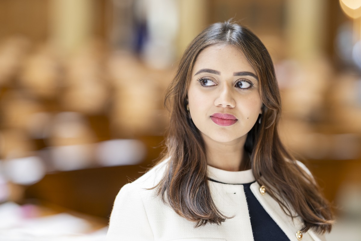 Farah Rumy, SP-SO, posiert zum Portrait in einer Sitzungspause, an der Fruehjahrssession der Eidgenoessischen Raete, am Mittwoch, 19. Maerz 2025 im Nationalrat in Bern. (KEYSTONE/Alessandro della Vall ...