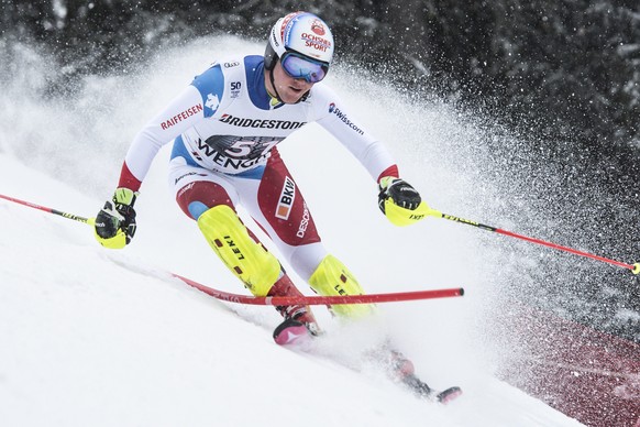 epa05714391 Niels Hintermann of Switzerland in action during the slalom run of the men&#039;s Super Combined, SC, race of the FIS Alpine Ski World Cup at the Lauberhorn, in Wengen, Switzerland, 13 Jan ...