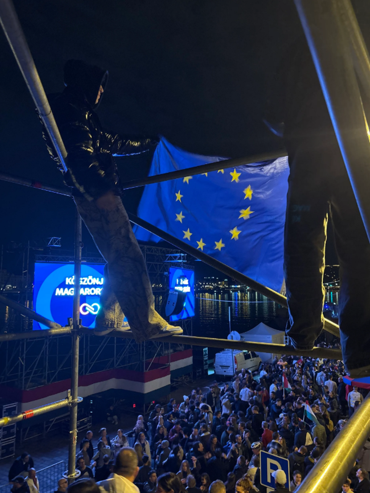 «Wir sind Teil von Europa», scheinen diese ungarischen Teenager zu sagen, die auf ein Gerüst geklettert sind.