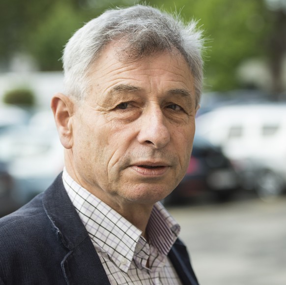 Jean-Pierre Grin, conseiller national UDC, arrive a l'ouverture de son proces ce lundi 2 juin 2014 au Tribunal d'arrondissement de la Broye et du Nord vaudois a Yverdon. Jean-Pierre Grin est prevenu d ...