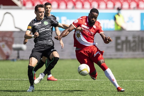 Thuns Ridge Munsy, rechts, im Duell mit St. Gallens Jordi Quintilla im Fussball Meisterschaftsspiel der Super League zwischen dem FC Thun und dem FC St. Gallen, am Sonntag, 19. Juli 2020, in der Stock ...