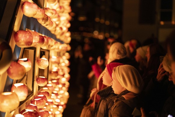 Rund 45 verschiedene Sujets mit rund 30 Tonnen Herbstrueben bestueckt zeigen sich am traditionellen Raebechilbi-Umzug durch Richterswil, aufgenommen am Samstag, 8. November 2025 in Richterswil. (KEYST ...