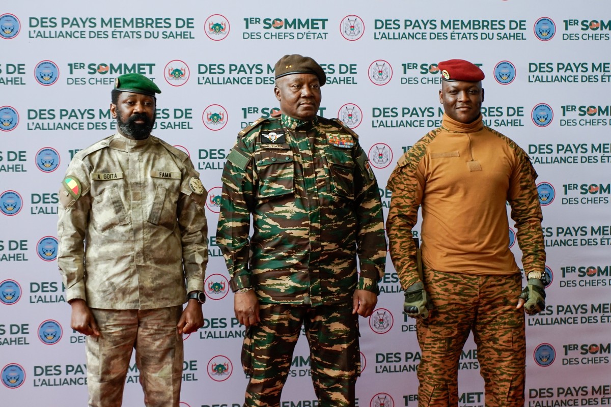 epa11463300 Interim President of Mali Colonel Assimi Goita (L), Head of the military junta in Niger General Abdourahamane Tchiani (C) and Interim leader of Burkina Faso Captain Ibrahim Traore (R) pose ...