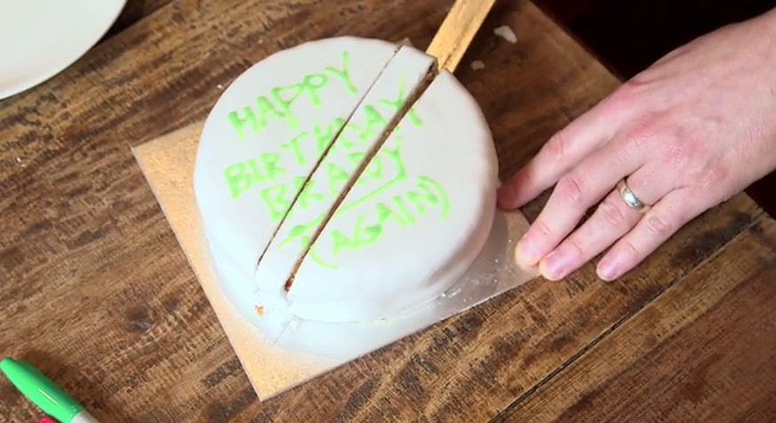 Das müssen wir erst mal verdauen: Wir haben unser Leben lang falsch Kuchen angeschnitten